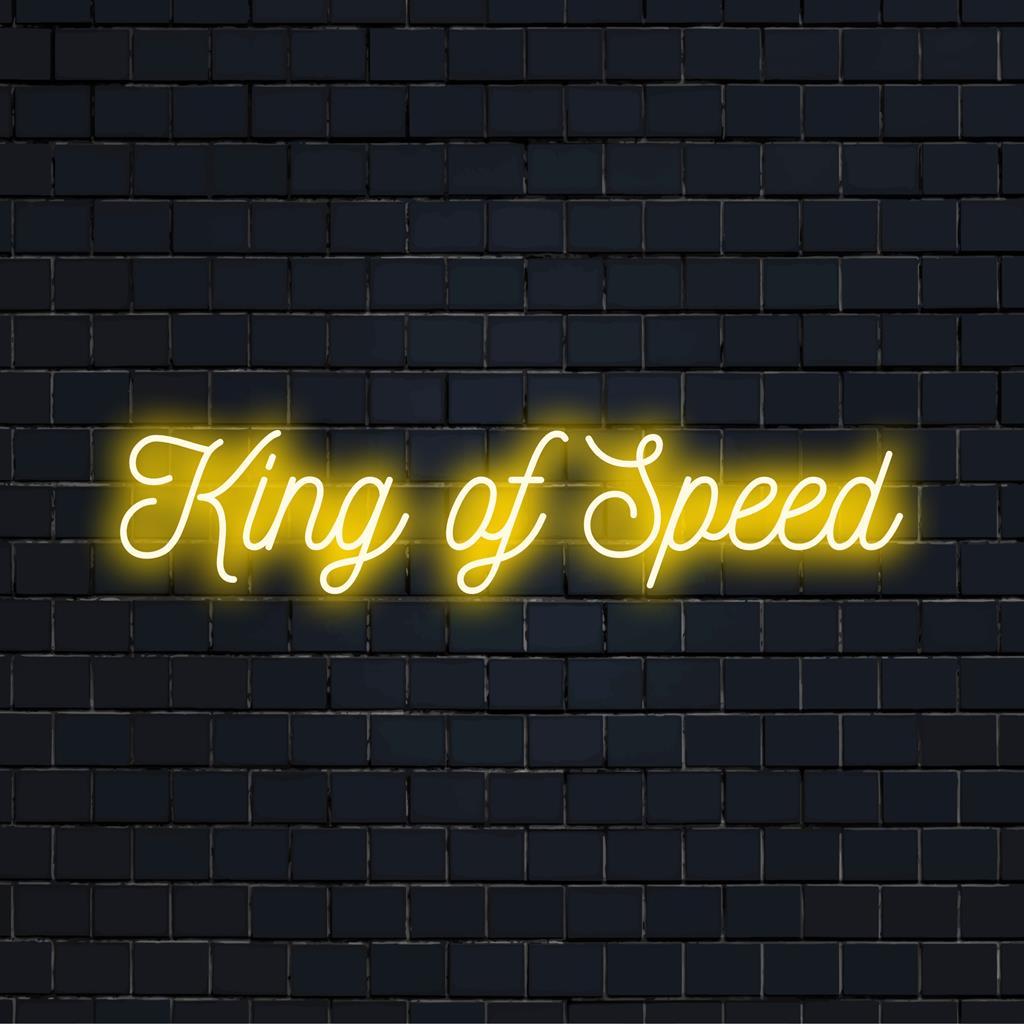 Mukautettu LED-valokyltti, jossa on King Of Speed ​​-teksti kirkkaassa valossa, ihanteellinen neonseinätaiteeseen ja yksilölliseen sisustukseen.
