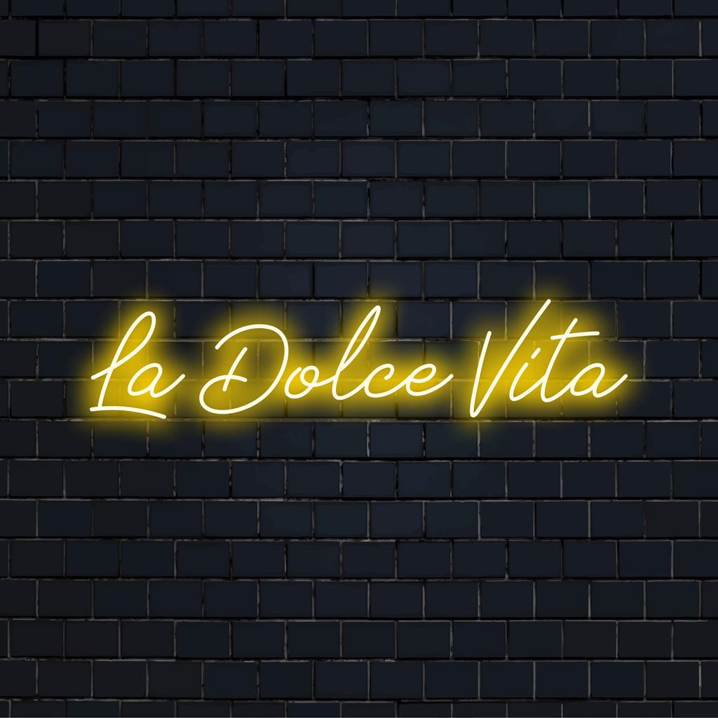 Mittatilaustyönä valmistettu LED-valokyltti La Dolce Vitalla, ihanteellinen ainutlaatuiseen neonsisustukseen. Kirkasta mitä tahansa tilaa tällä upealla kappaleella.