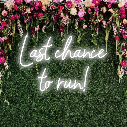 Mittatilaustyönä valmistettu LED-neonkyltti Last Chance To Run kirkkaissa väreissä, täydellinen katseenvangitsija seinäkoristukseen.