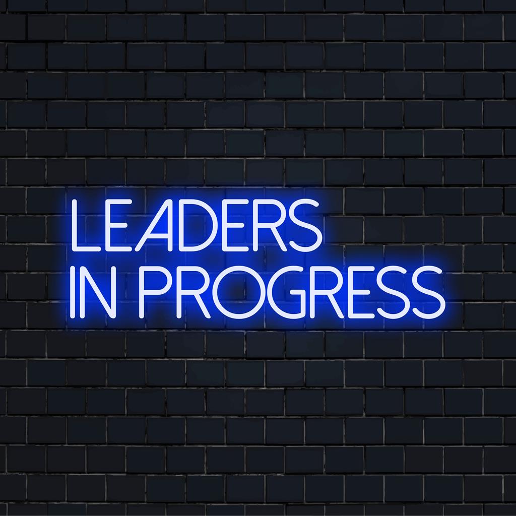 Mittatilaustyönä valmistettu LED-valokyltti, jossa lukee Leaders In Progress, sopii erinomaisesti seinätaiteeseen ja yksilölliseen valosisustukseen.