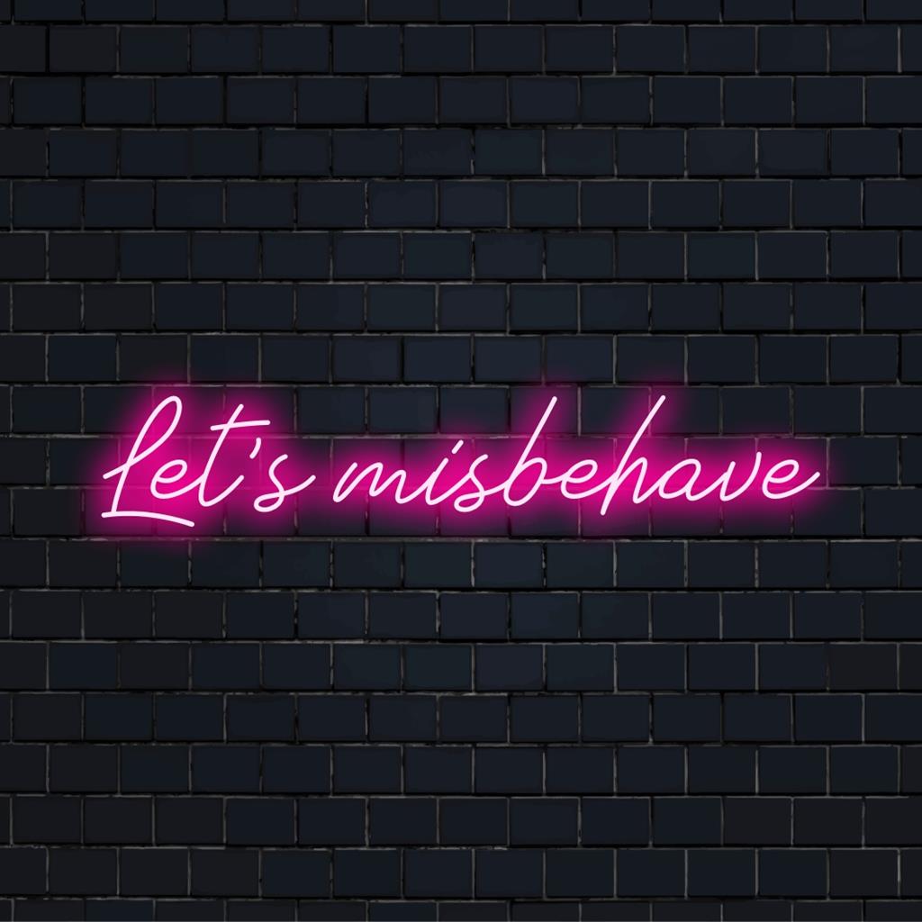 Lekfull Let's Misbehave LED-skylt, perfekt för livliga utrymmen; blandar neoncitatkonst med anpassad LED-dekor.