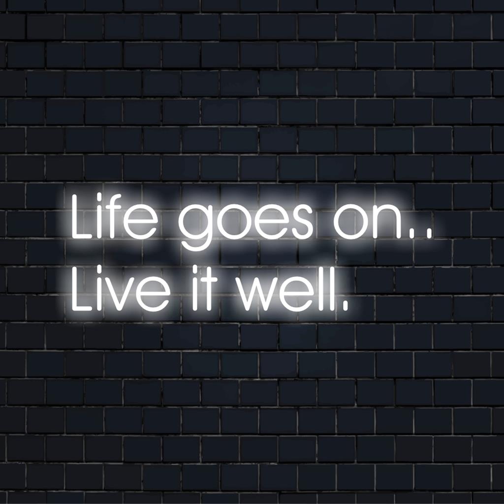 Life Goes On... Live It Well LED-kyltti valaisee eloisilla väreillä; motivoiva neonlainaus taideteos mihin tahansa tilaan.