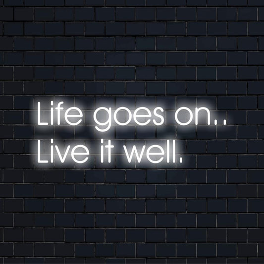 Life Goes On... Live It Well LED-kyltti valaisee eloisilla väreillä; motivoiva neonlainaus taideteos mihin tahansa tilaan.
