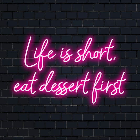 Mukautettu LED-valokyltti, jossa on teksti Life Is Short, Syö jälkiruoka ensin tyylikkäässä neonsisustuksessa.