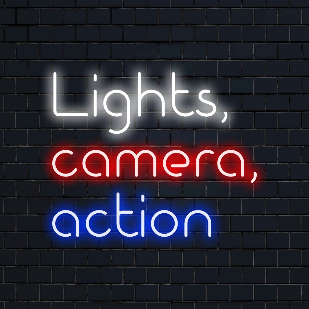 LED-neonkyltti lauseella Lights, Camera, Action valaisee kirkkain värein, sopii täydellisesti minkä tahansa tilan sisustamiseen.