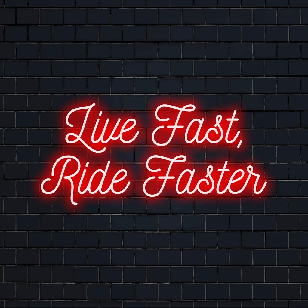 Neonkyltti, jossa on ilmaus Live Fast, Ride Faster, täydellinen rohkeaan neonvalosisustukseen muokattavalla LED-tyylillä.