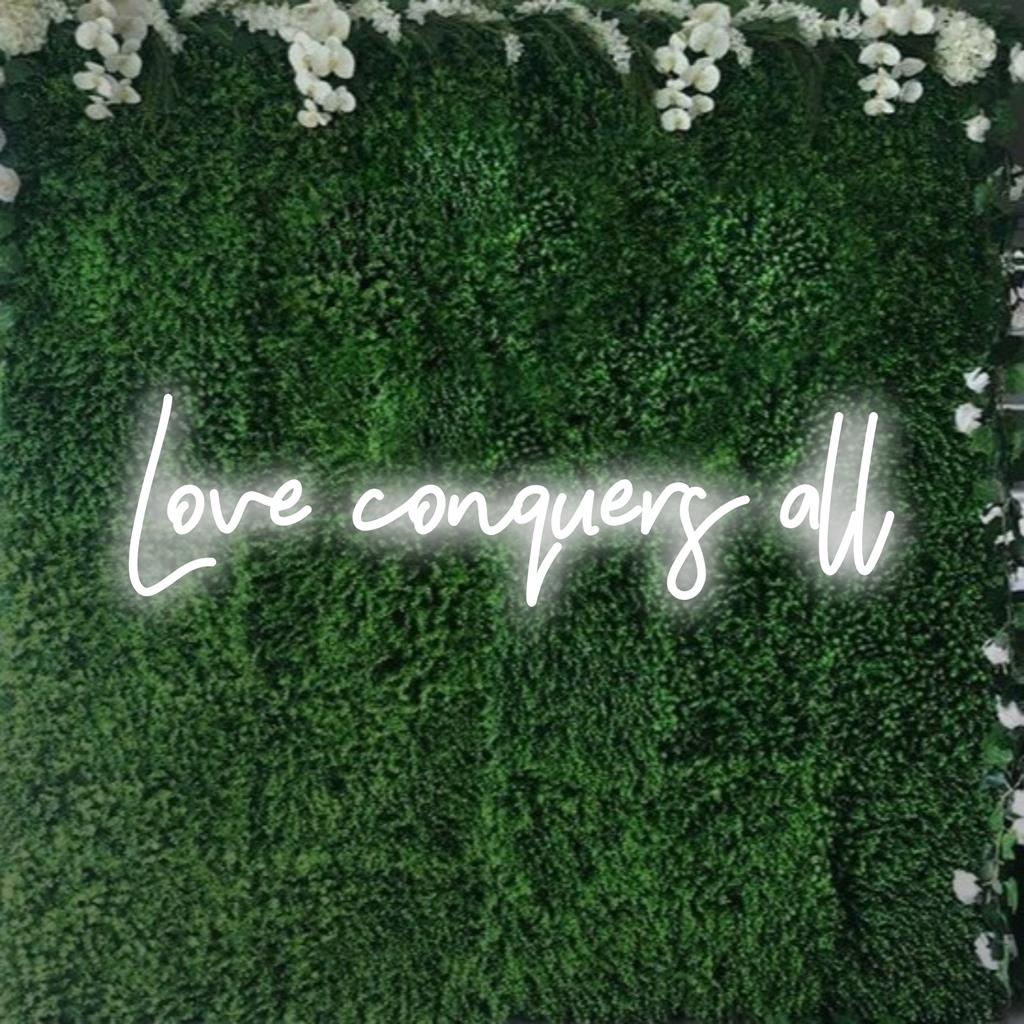 Love Conquers All hehkuu eloisissa neonsävyissä, sopii erinomaisesti persoonalliseen LED-neontaidekylttiin kodin tai yrityksen sisustukseen.