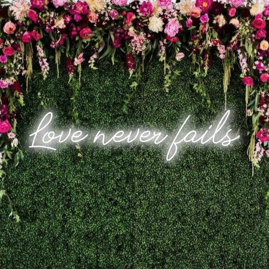 LED-neonkyltti, jossa on Love Never Fails säteilevä väri; täydellinen tunnelmaan ja ikuisen rakkauden ilmaisemiseen.
