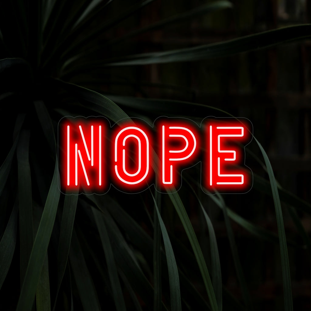 "NOPE Neon Sign" är ett djärvt och enkelt tillägg, perfekt för utrymmen som omfamnar en direkt och kompromisslös attityd. Lys upp med en touch av självsäkerhet!