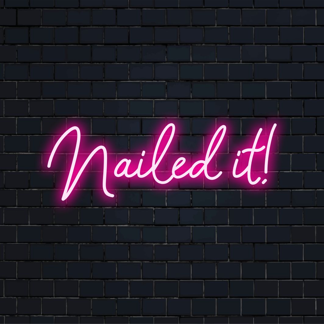 Klarade det! livlig neondesign visar upp unikt hantverk, perfekt för livliga utrymmen. Custom LED-dekor från The Art Neon.