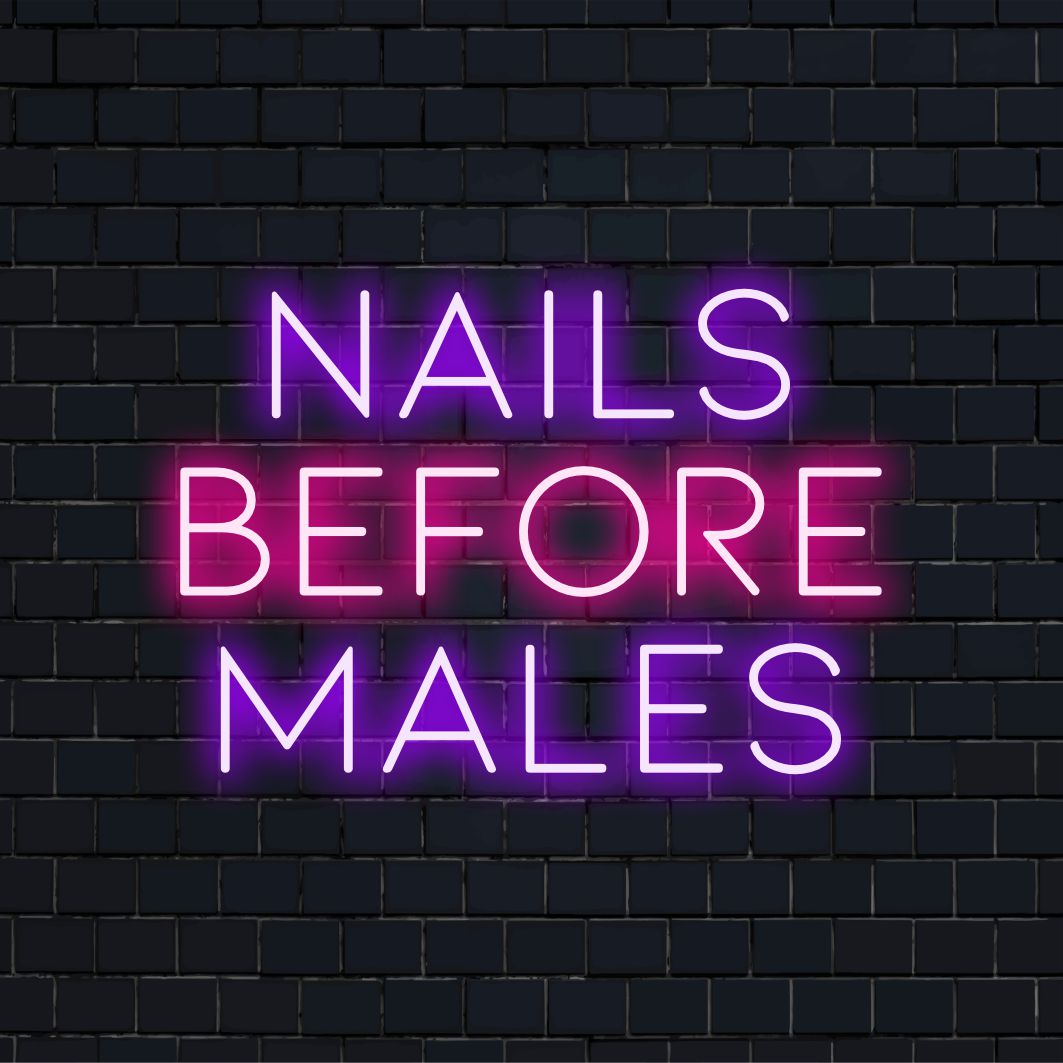 Anpassad LED neonskylt som läser Nails Before Males; en chic blandning av spunk och stil för djärv väggdekoration.