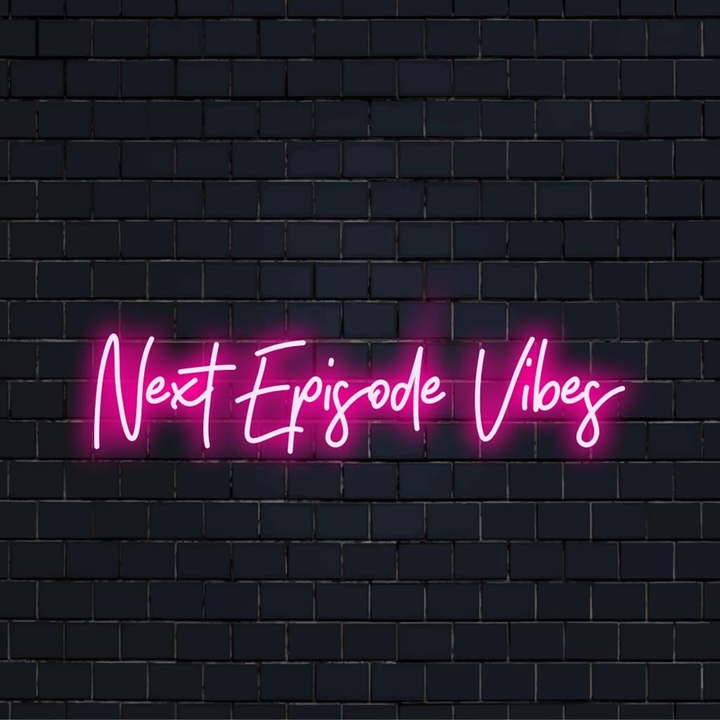 Anpassad LED-neonskylt med orden ���Next Episode Vibes��� i livfulla neonfärger, perfekt för modern väggdekoration.
