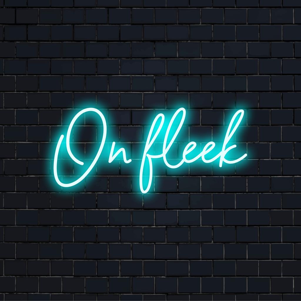 Livlig anpassad LED neonskylt stavning On Fleek, perfekt för trendig inredning eller personligt uttalande. Unik neonbelysningskonst.