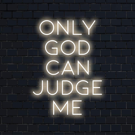 Mittatilaustyönä valmistettu LED-valokyltti, jossa lukee "Only God Can Judge Me", jossa on kirkkaat neonvalot ja henkilökohtainen taiteellinen muotoilu.