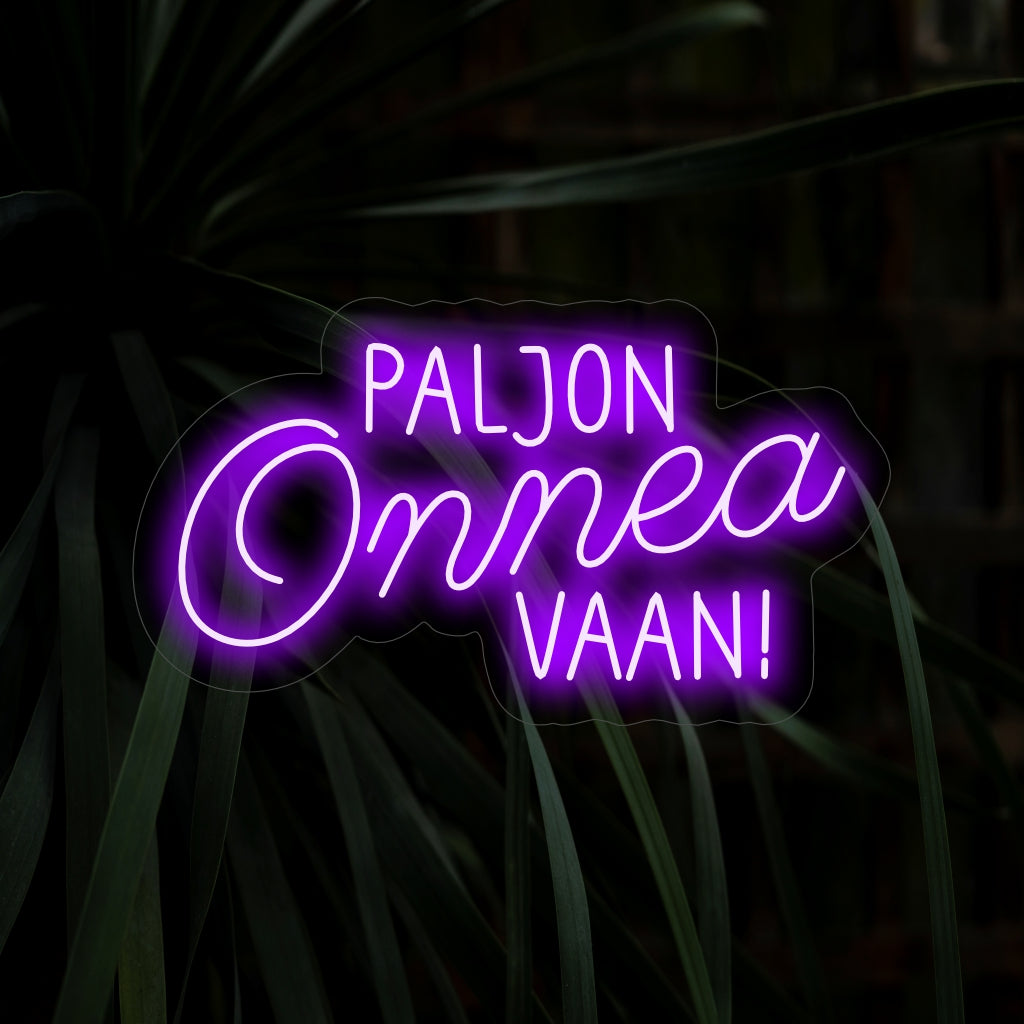 "Paljon Onnea Vaan! Neonskylt" är ett festligt och högtidligt tillskott, perfekt för utrymmen som vill förmedla födelsedagsönskningar på finska. Lys upp med glädje och lyckönskningar!