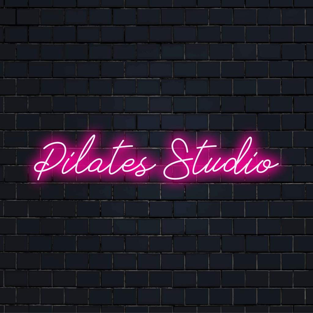 Mittatilaustyönä suunniteltu LED-valokyltti Pilates Studioon, täydellinen neonvalosisustus moderneihin, kuntokeskeisiin sisätiloihin.