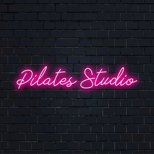 Mittatilaustyönä suunniteltu LED-valokyltti Pilates Studioon, täydellinen neonvalosisustus moderneihin, kuntokeskeisiin sisätiloihin.