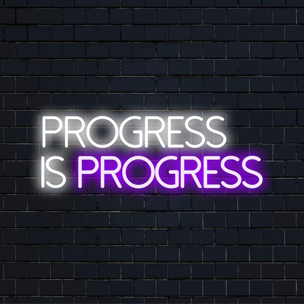 Mukautettu LED-neonkyltti tekstillä Progress Is Progress eloisissa väreissä, ihanteellinen moderniin sisustukseen ja inspiraatioon.