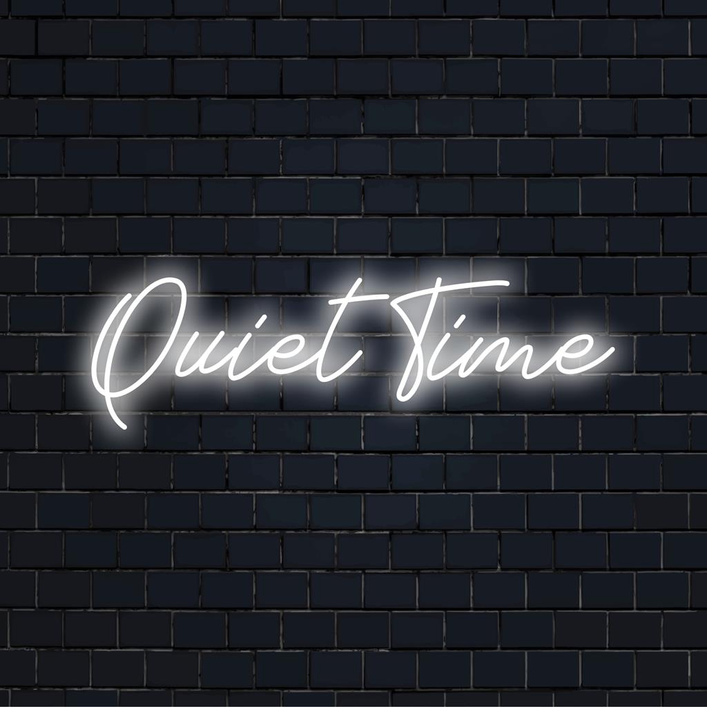 Anpassad LED-neonskylt som lyser upp Quiet Time med omgivande glöd, perfekt för fridfulla utrymmen och lugnande inredningsinställningar.