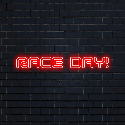 LED-valokyltti lukee Race Day! eloisilla väreillä, täydellinen henkilökohtainen sisustus moottoriurheilun harrastajille ja tapahtumille.