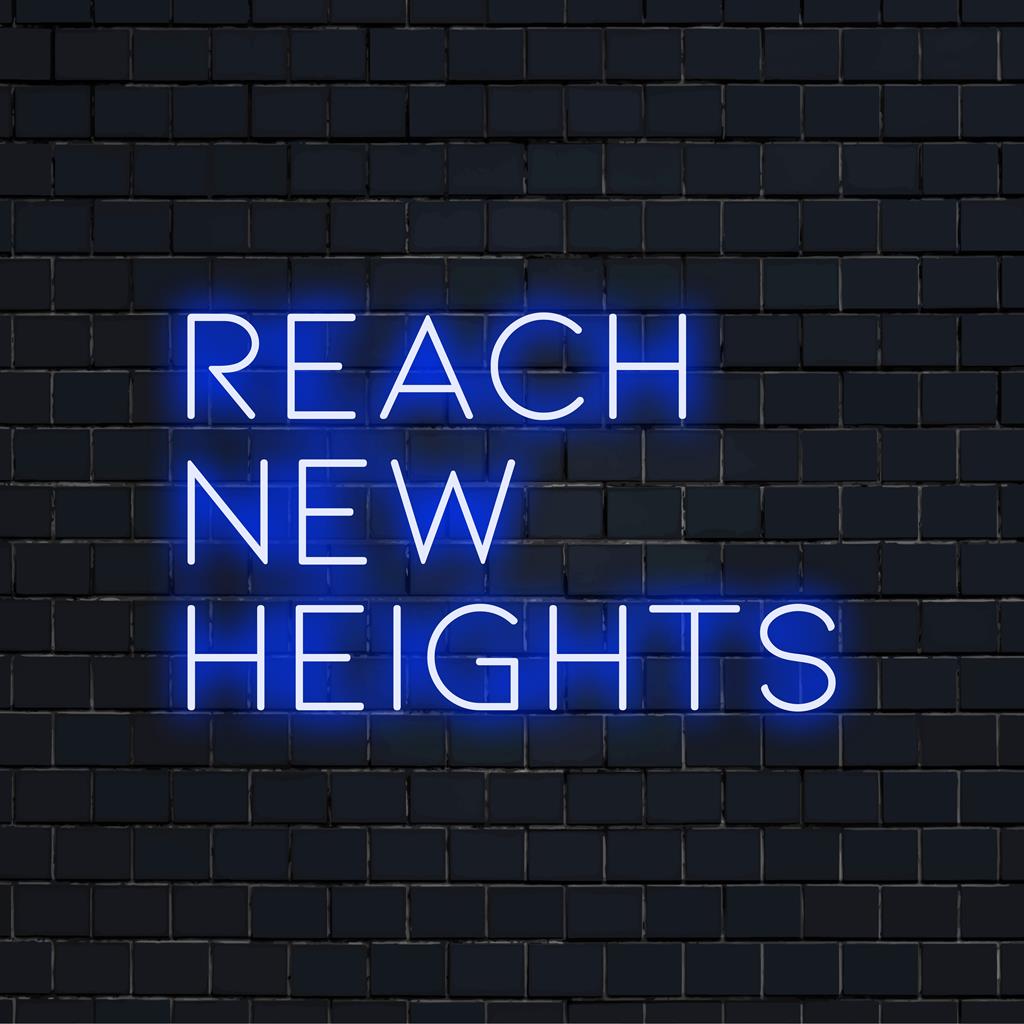 Mukautettu LED-neonkylttikirjoitus Reach New Heights eloisissa väreissä, täydellinen inspiroivaan ja tyylikkääseen sisustukseen.