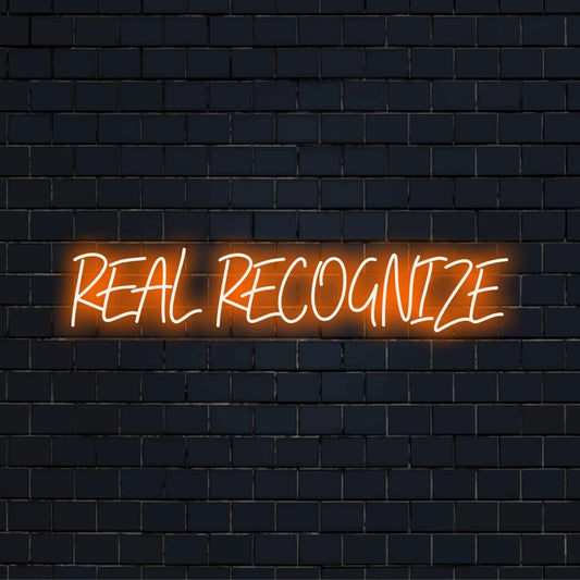 Eloisa, mukautettu LED-valokyltti lauseella Real Recognize Real; sopii täydellisesti minkä tahansa tilan valaisemiseen häikäisevällä vaalealla sisustuksella.