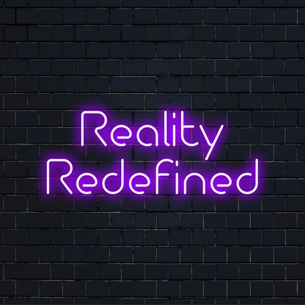 LED-valokyltti, jossa on teksti Reality Redefined, joka esittelee hehkuvia kirjaimia. Ihanteellinen moderniksi seinäkoristeeksi tai ainutlaatuiseksi neon-lauseeksi.