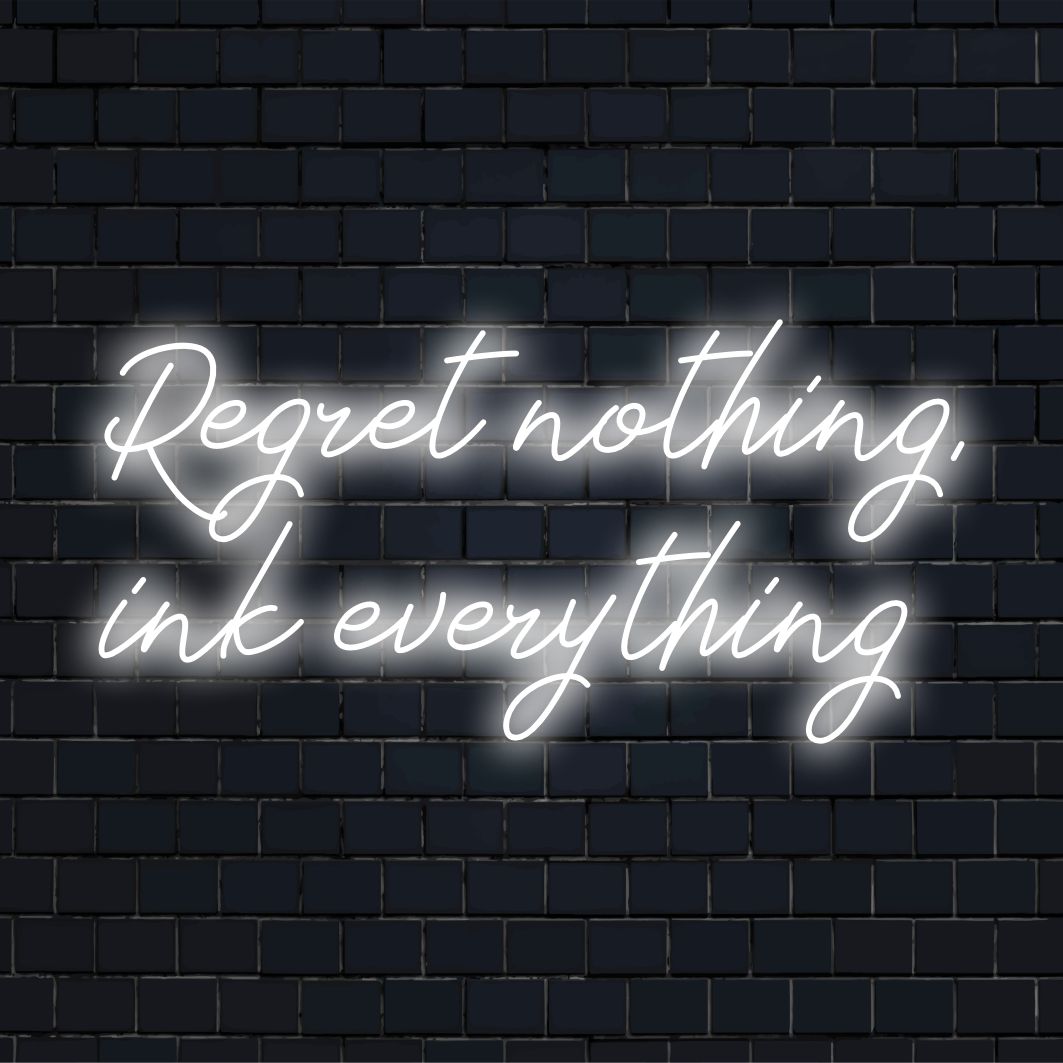 Anpassad LED-neonskylt med frasen Regret Nothing, Ink Everything, perfekt för att anpassa utrymmen med levande energi.