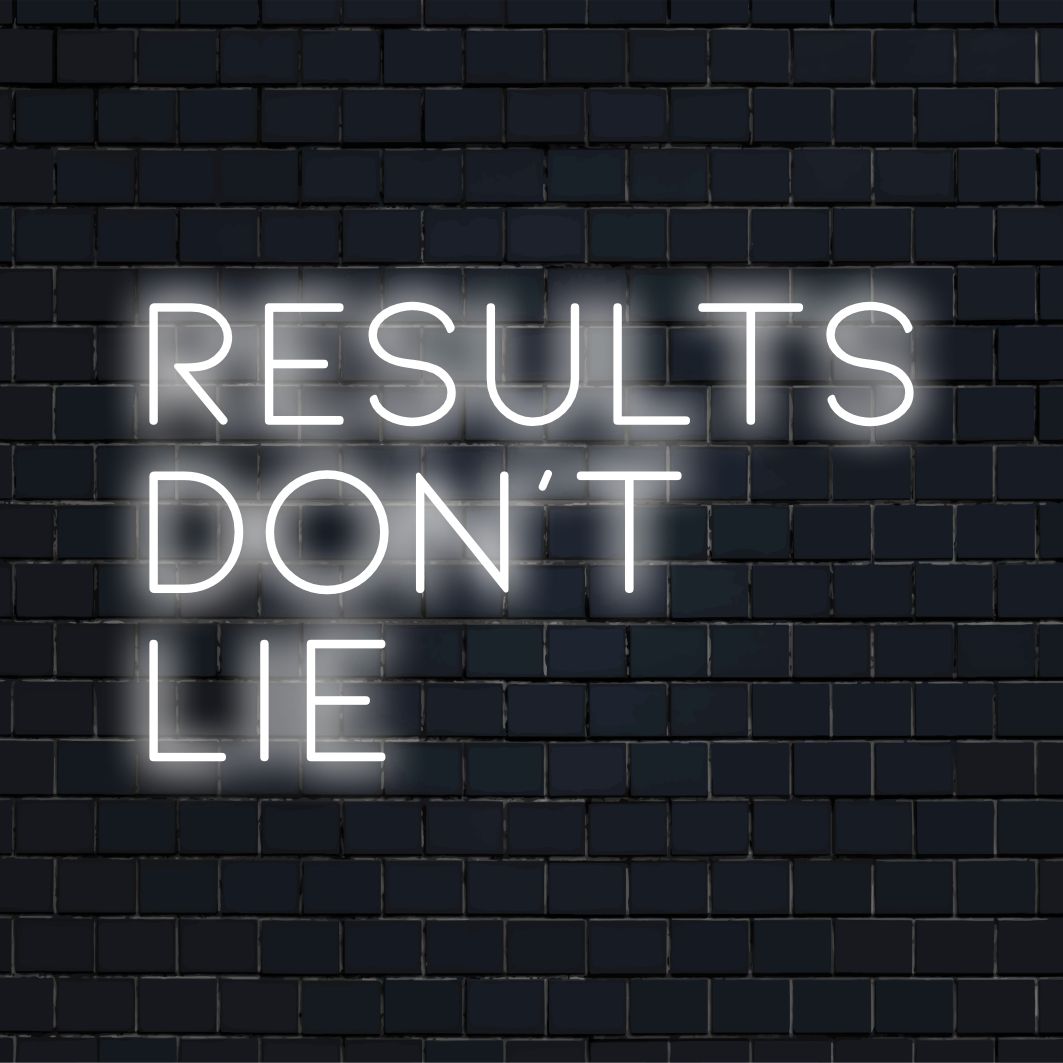 Mukautettu LED-neonkyltti, jossa on lause Results Don���t Lie, joka ilmentää motivaatiota ja totuutta elävässä neon-taidetyylissä.