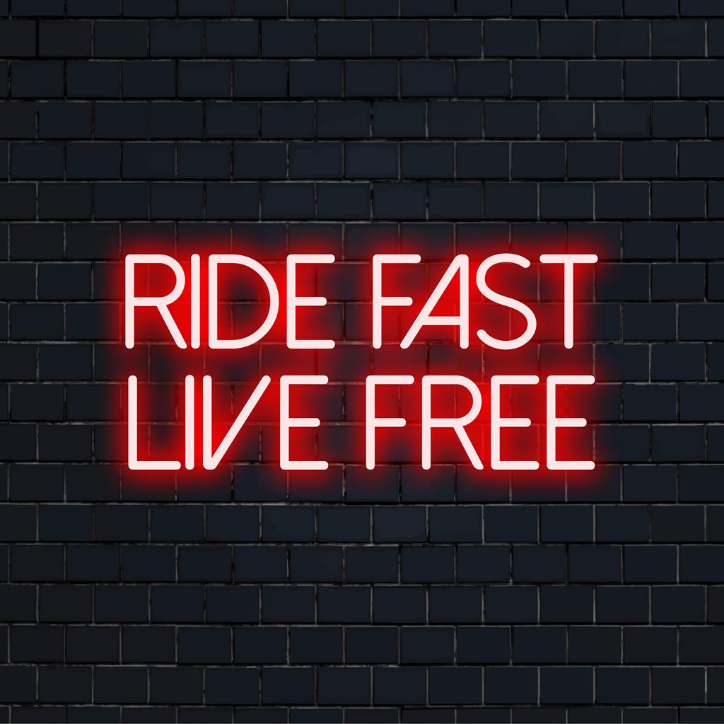 LED-valokyltti, jossa on lihavoitu neonkirjaimin lause Ride Fast Live Free; täydellinen neonseinätaide vapaille hengille.