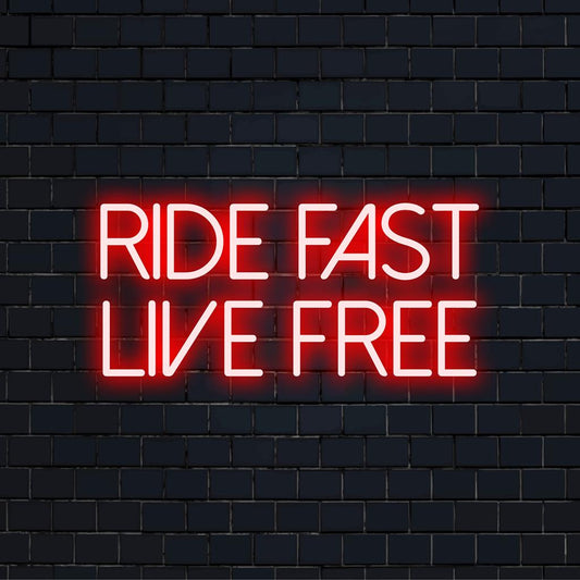 LED-valokyltti, jossa on lihavoitu neonkirjaimin lause Ride Fast Live Free; täydellinen neonseinätaide vapaille hengille.
