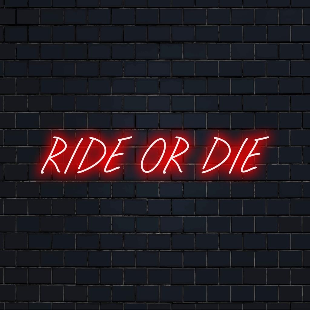 Valaistu "Ride Or Die" -LED-neonkyltti, joka sopii täydellisesti eloisaan kodin sisustukseen tai ainutlaatuiseen persoonalliseen seinätaideeseen.
