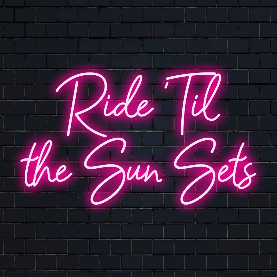Mittatilaustyönä valmistettu LED-neonkyltti valaisee Ride Til the Sun Sets kirkkain värein. Täydellinen yksilölliseen neonseinien sisustukseen.