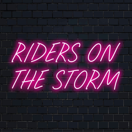 LED neonskylt med texten Riders on the Storm, som blandar stil och atmosfär, perfekt som anpassad LED-väggdekor.