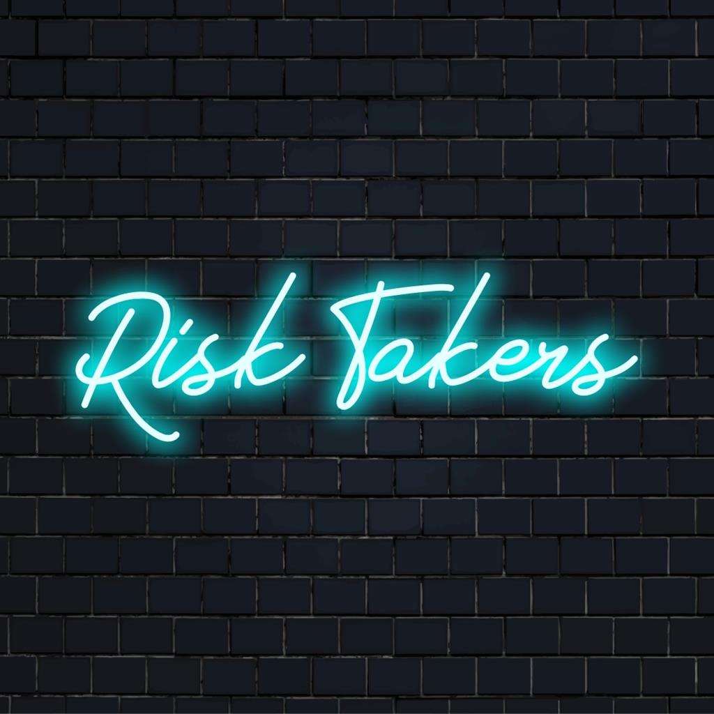 LED neonskylt med fet Risk Takers citat; perfekt levande anpassad pjäs för att lägga till personlighet till vilket utrymme som helst.