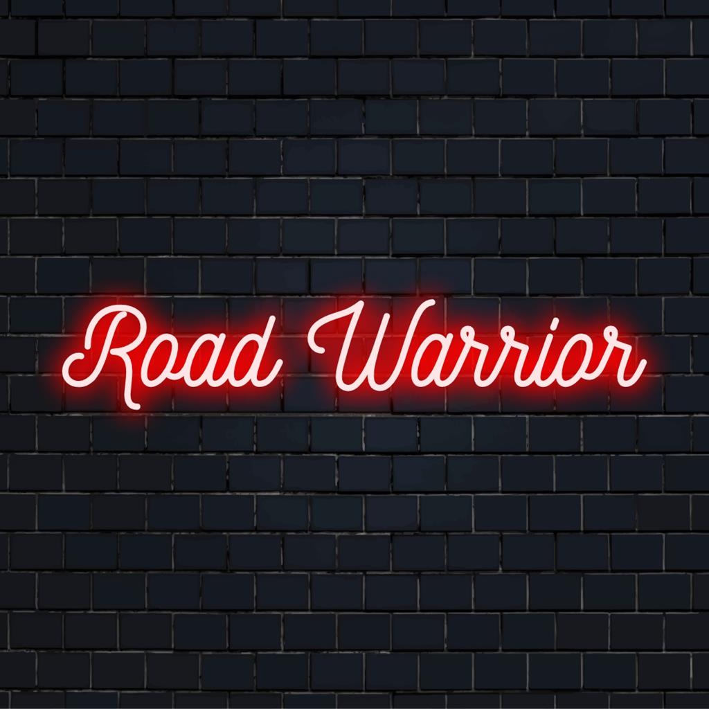 Mukautettu LED-neonkyltti, jossa on lihavoitu teksti Road Warrior. Täydellinen ainutlaatuiseen neonseinien sisustukseen.