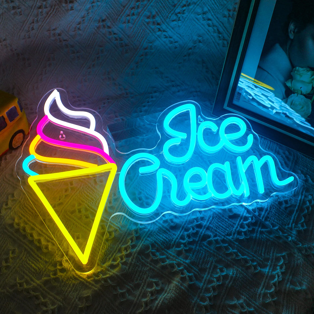 Ice Cream – Jäätelötötterö sivulla – LED-neonvalomainos (5 V USB)
