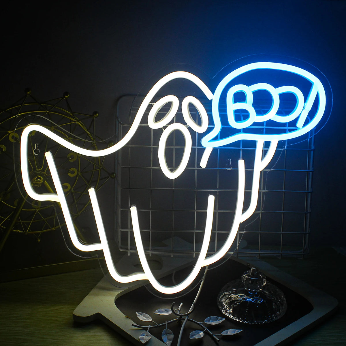 Halloween-aiheinen LED-valokyltti, jossa on elävät värit ja luova muotoilu.