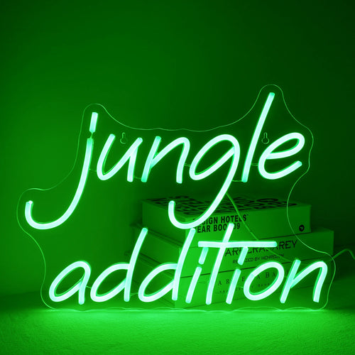 Eloisa vihreä "Jungle Addition" LED-valokuva minimalistista valkoista seinää vasten.