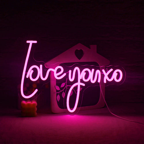 Kuvassa on eloisa ja katseenvangitsija käsintehty LED-valokyltti, jossa on teksti "Love You XO.