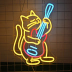 "En LED-neonskylt visar en tecknad katt som energiskt spelar en elgitarr.