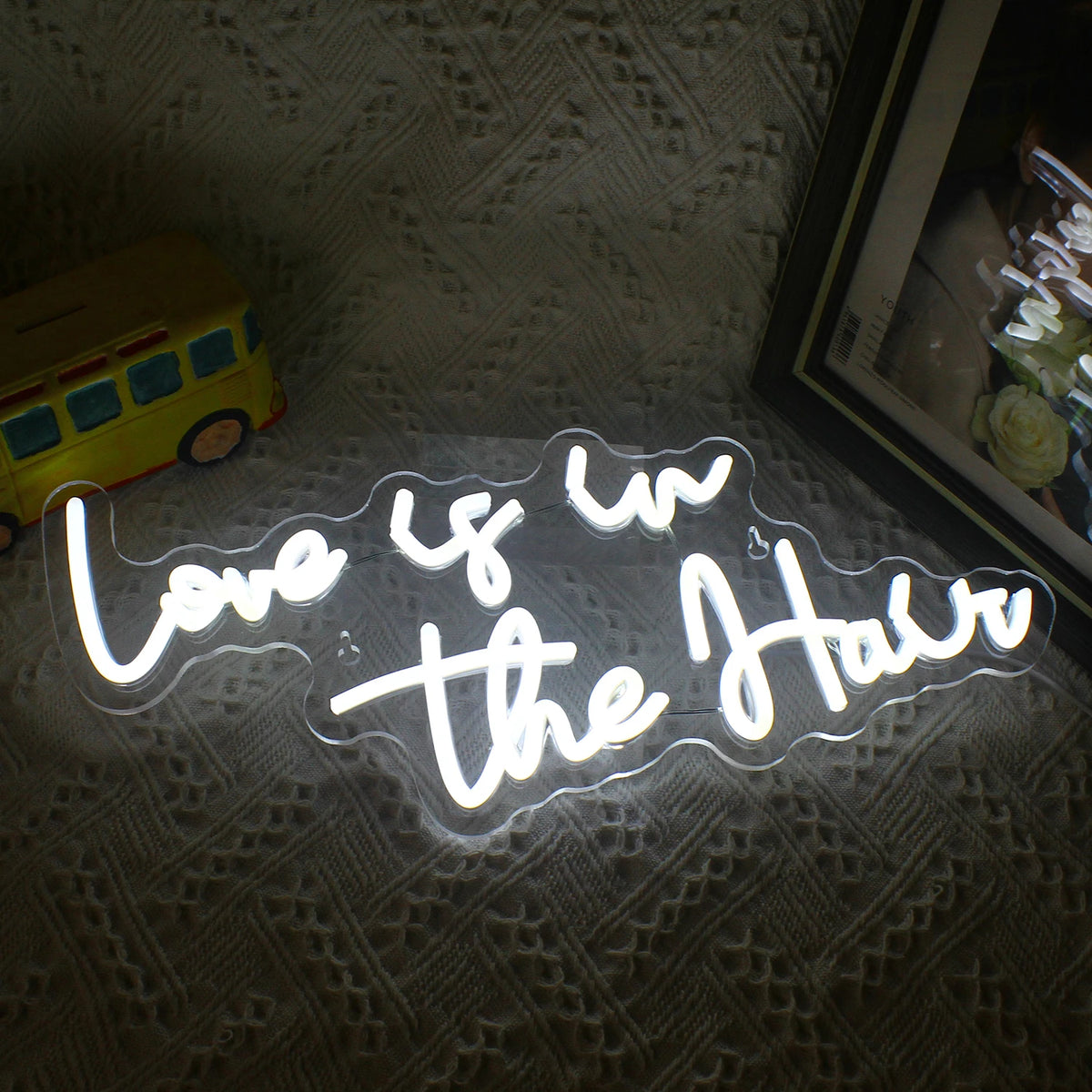 Love is in the Hair – LED-neonvalomainos (5 V USB)