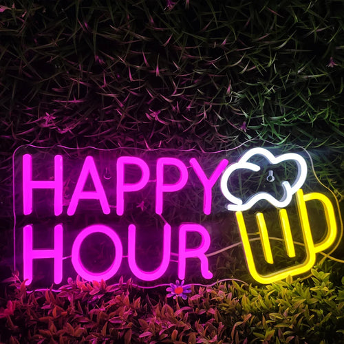 Kuvassa on eloisa LED-valokyltti, jossa on sanat "Happy Hour" leikkisällä ja kutsuvalla käsikirjoituksella.