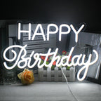 Kuvassa on eloisa LED-valokyltti, jossa lukee "Happy Birthday" eleganteilla ja kursiivisilla kirjaimilla.