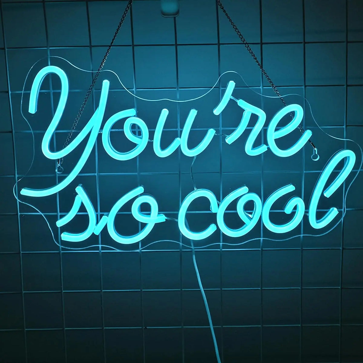 Kuvassa on tyylikäs, käsintehty LED-valokyltti, jossa näkyy lause "You Are So Cool" eloisassa jäänsinisessä värissä.