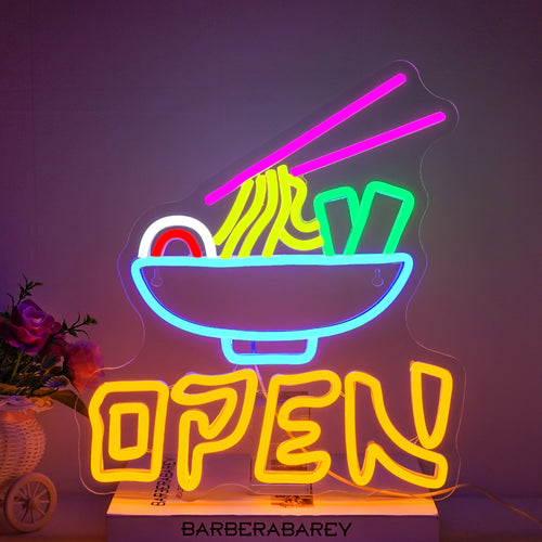 Kuvassa on eloisa LED-neonkyltti, jossa lukee "Open Ramen" visuaalisesti silmiinpistävissä, hehkuvissa väreissä.