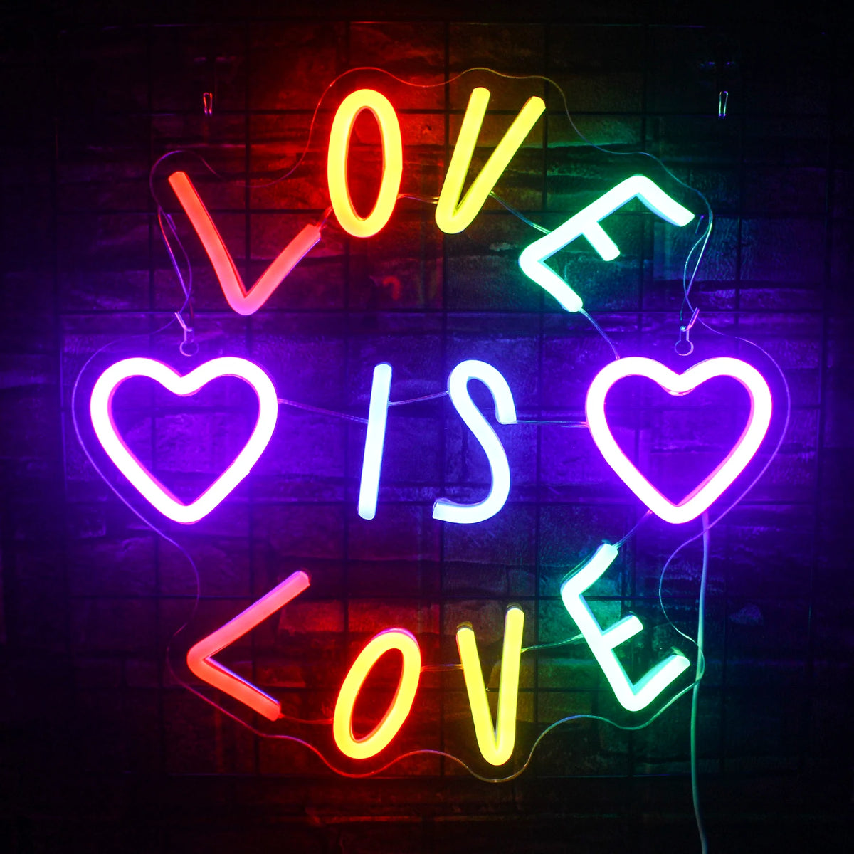 Kuvassa on "Love" LED-valokuva, joka on valaistu kauniisti kirkkaan vaaleanpunaisen sävyin.