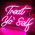 Kuvassa on eloisa LED-valokyltti, jossa on sana "Treat Yo' Self" tyylikkäällä kursiivilla fontilla.