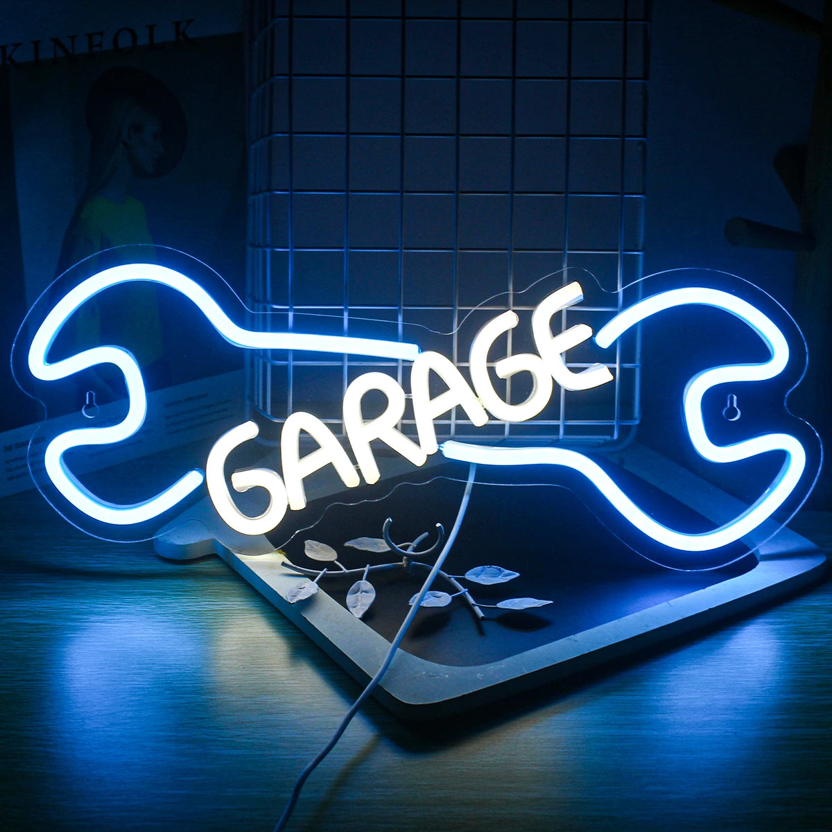 Kuvassa on eloisa LED-valokyltti, joka on suunniteltu lukemaan "Garage" lihavoituin, putkimaisin kirjaimin.