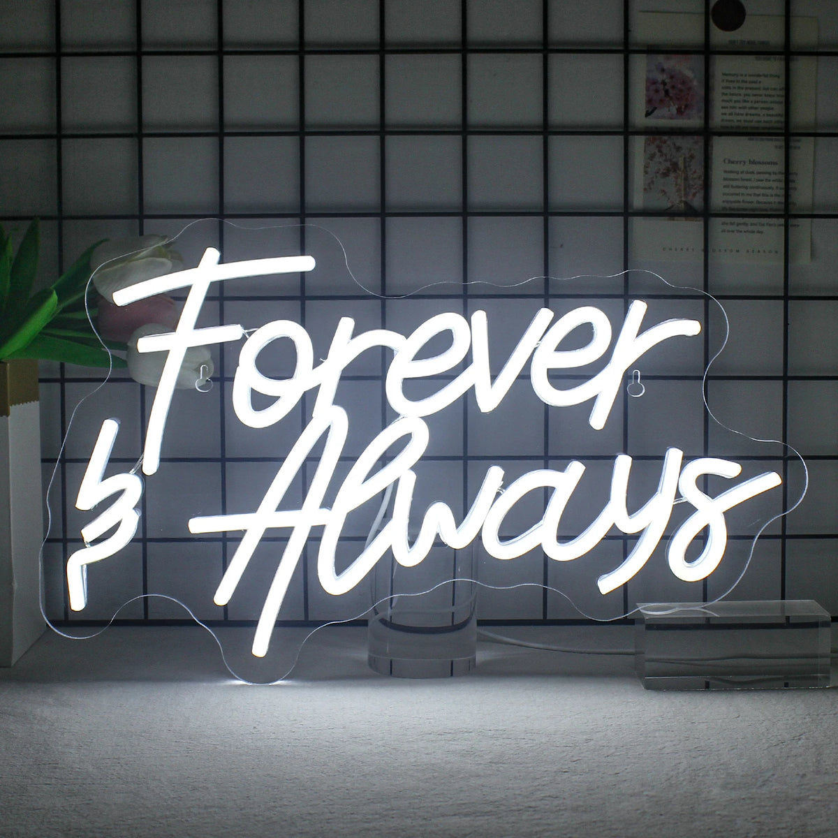 Kuvassa on tyylikäs, käsintehty LED-valokyltti, jossa lukee "Forever Always" tyylikkäällä kursiivisella tekstillä.